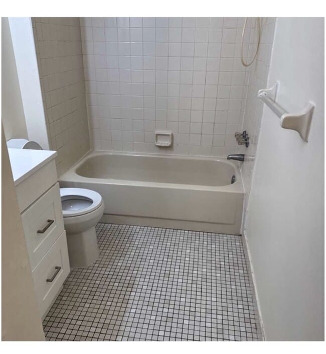 Building Photo - 13 Hamlet Ct