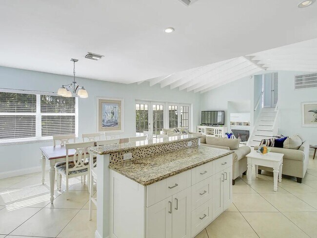 Building Photo - 1310 Manor Dr