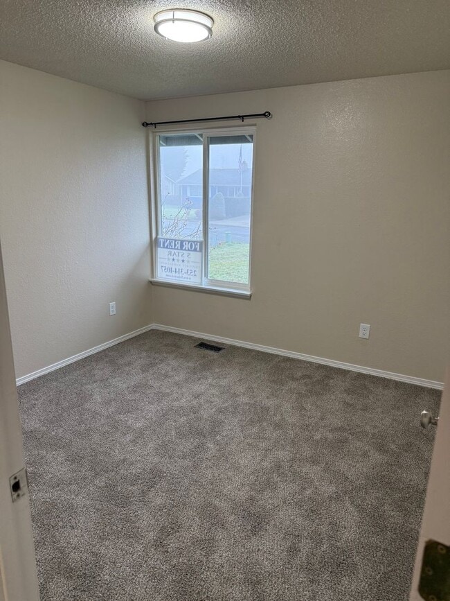 Building Photo - Recently remodeled Spanaway 3bd/1.75ba rambler available now!