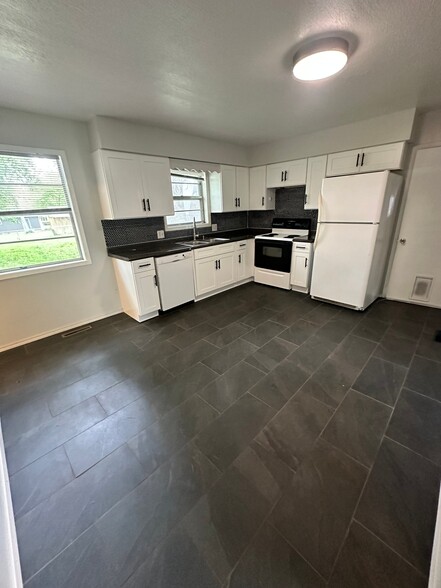 Building Photo - 717 Hillcrest Ave