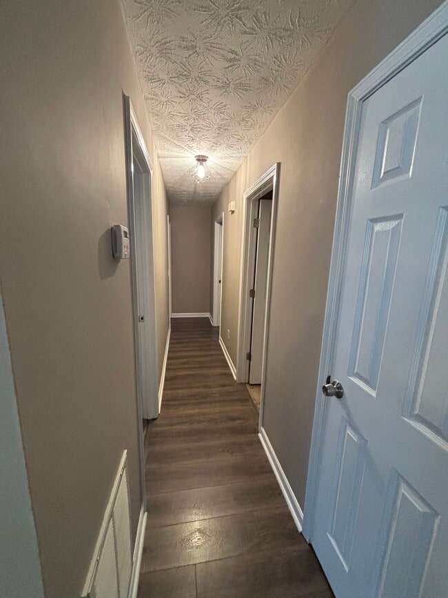 Building Photo - 608 Lakeview Dr