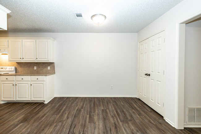 Building Photo - 2 Bedroom 2 Bathroom Duplex