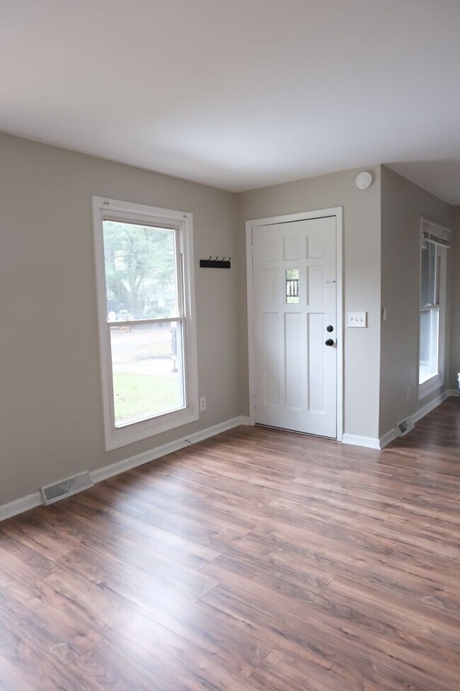 Building Photo - Pinckney