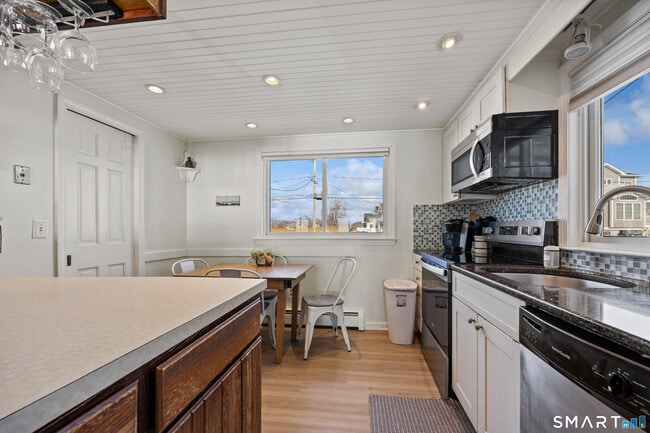 Building Photo - 33 Beach Rd W