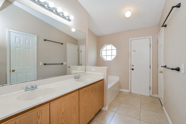 Building Photo - 16041 Wilkinson Dr