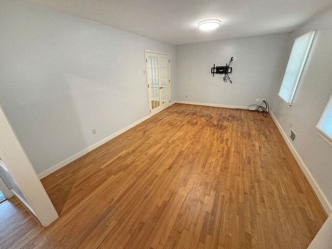 Building Photo - Spacious 4BR/2.5BA Home in Prime West End ...