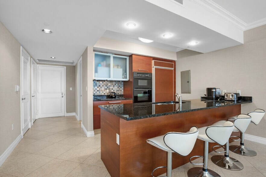 Building Photo - 1830 S Ocean Dr