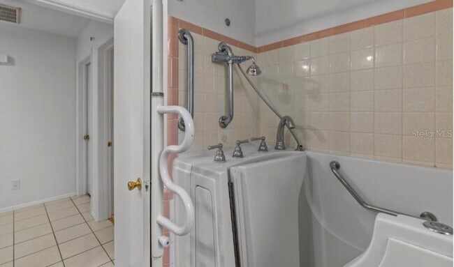 Building Photo - 2516 Roberta St