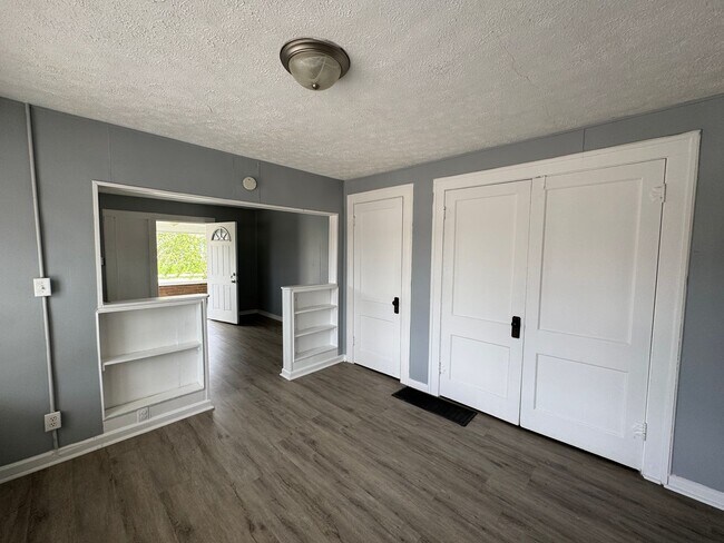 Building Photo - 2025-2027 Southeastern Ave