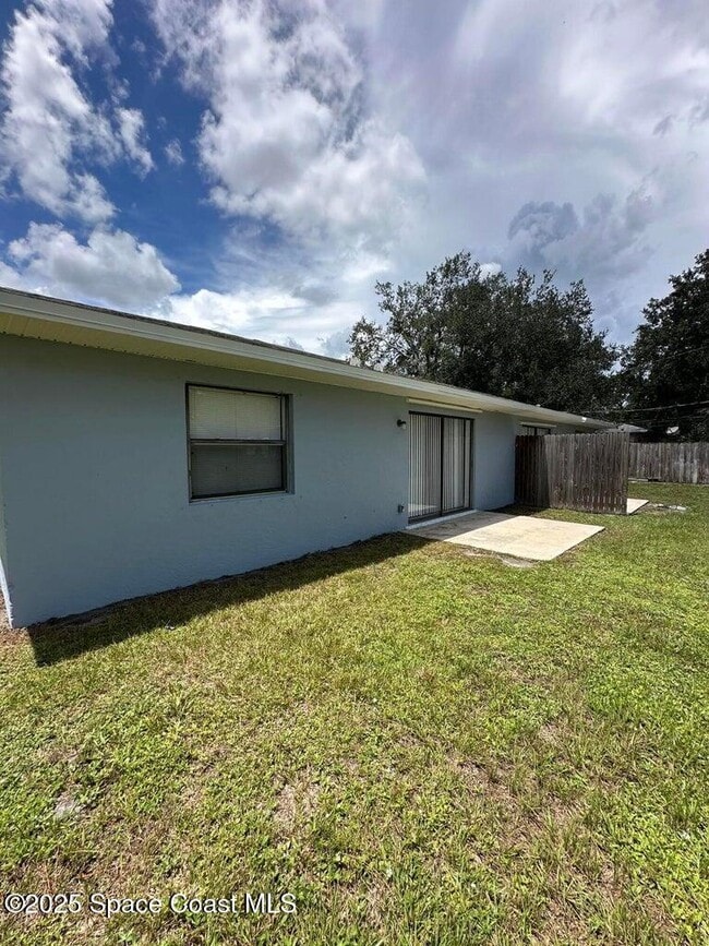 Building Photo - 1217 Schumann Dr