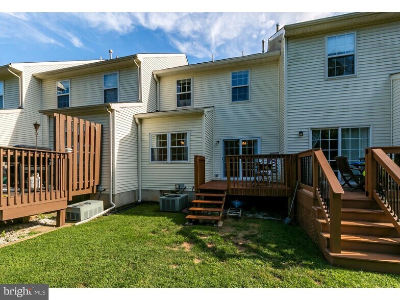 Building Photo - 556 Cork Cir