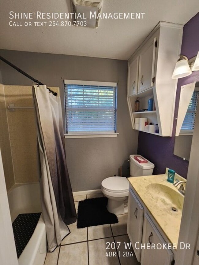 Building Photo - 207 W Cherokee Dr