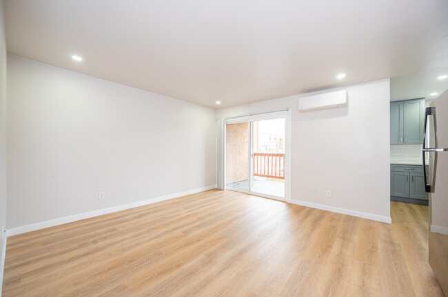 Building Photo - Beautiful and Freshly Renovated Hillcrest ...