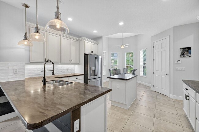 Building Photo - 9624 SW Royal Poinciana Dr