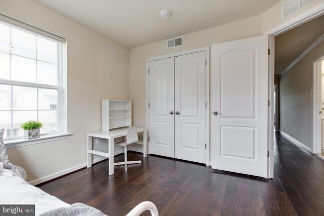 Building Photo - 7201 Thackley Way