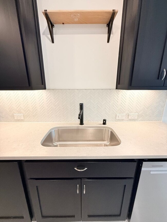 Building Photo - AVAILABLE NOW -Stunning 3-Bedroom Townhome Overlooking Greenbelt in Plano ISD 600 Collier Drive