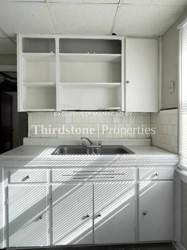 Building Photo - 318 E 19th St