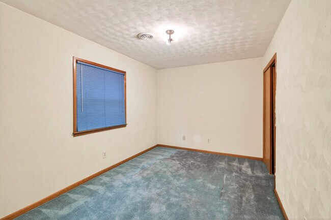 Building Photo - 33 Tanglewood Dr