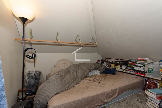 Building Photo - Belmont 1 Bed available Now