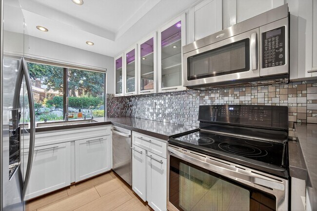 Building Photo - Gorgeous 2 bed/bath Condo in Long Beach