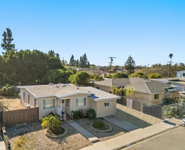 Building Photo - 2 Bed | 1 Bath | Washer & Dryer Included -...