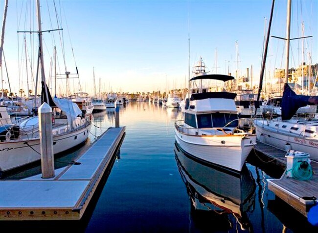 Building Photo - Multi-Level 2 bed plus bonus room townhome in South Redondo Beach – Available for 6–12 Months