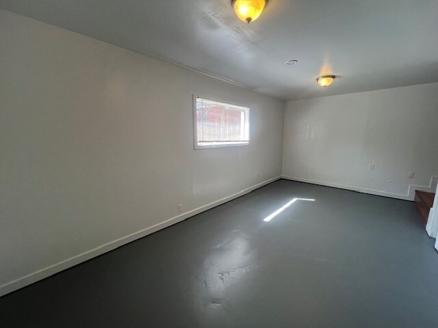 Building Photo - 4 Bed 1.5 Bath in Prime Bench Location!