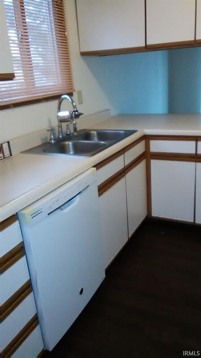 Building Photo - 402 S Village Ct