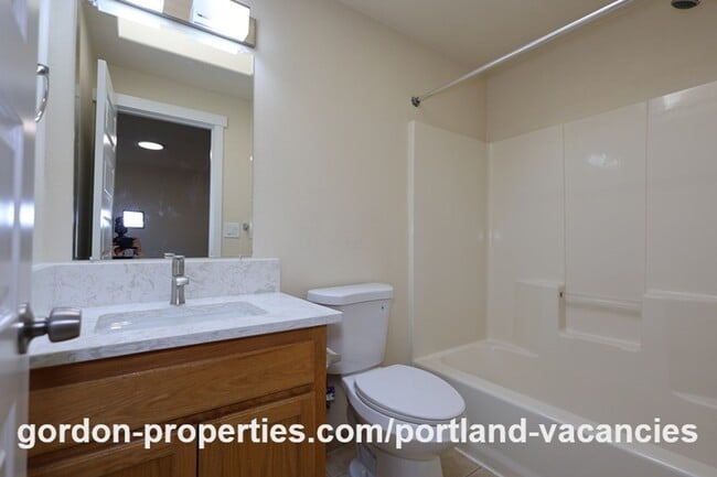 Building Photo - SE 121st Ave- 3 bedroom townhome with gas fireplace
