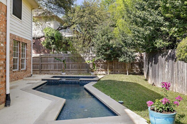 Building Photo - 2114 Hilton Head Dr