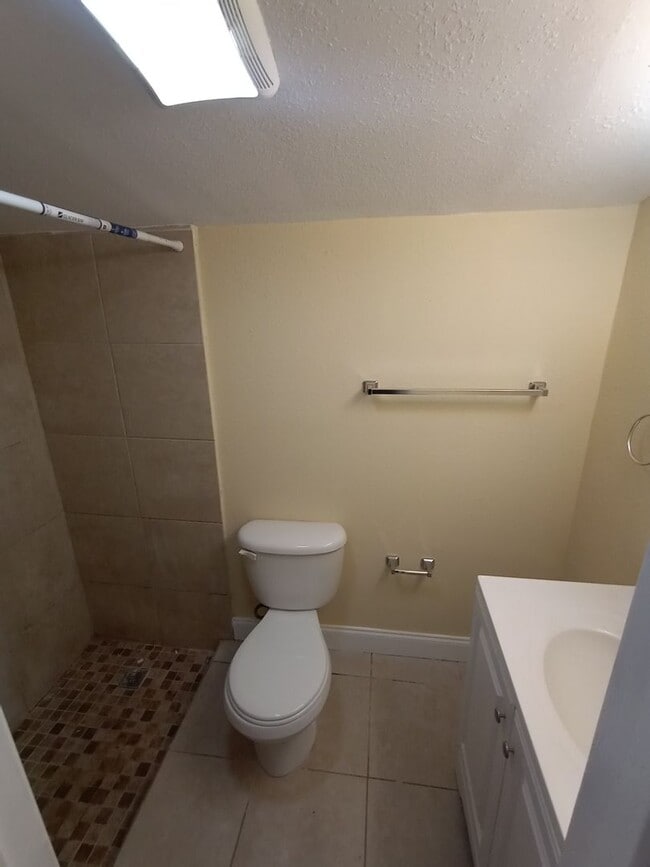 Building Photo - 3/2 HOME FOR RENT.  FENCED BACK YARD