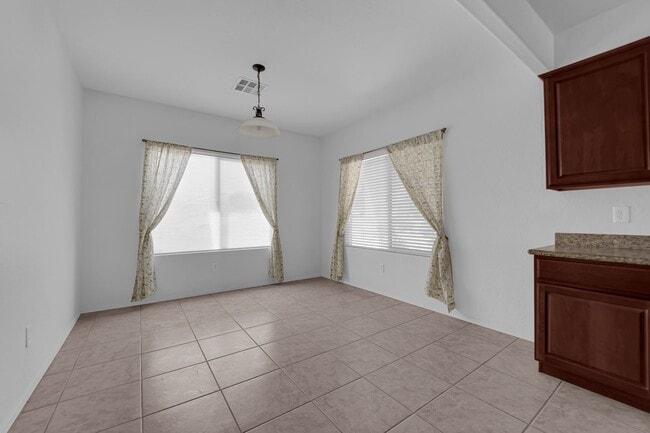 Building Photo - Huge 2 bedroom, 2 bath house with a Den on...