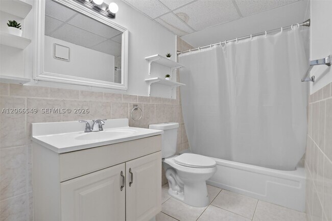 Building Photo - 220 Lakeview Dr