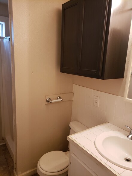 Building Photo - 629 W Nettie Ave