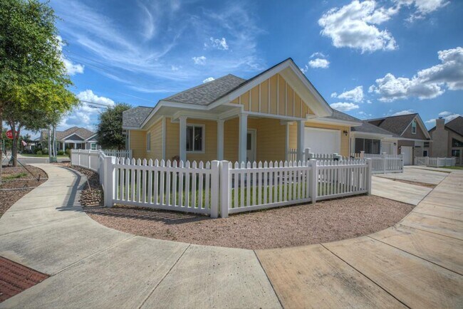 Building Photo - 1365 Hanz Dr