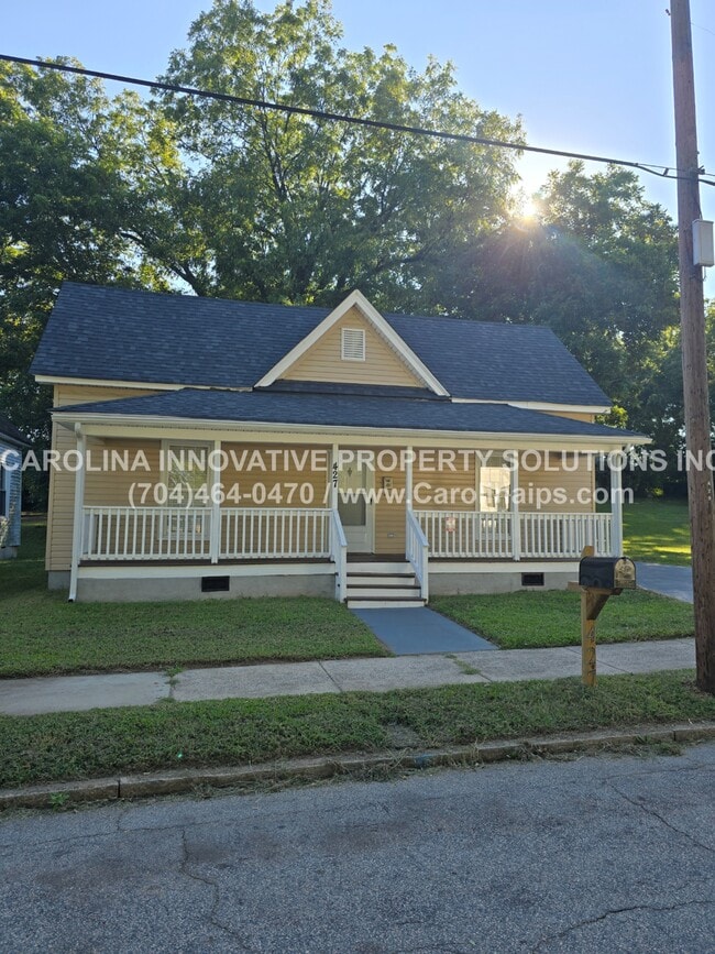 Primary Photo - 427 E Cemetery St