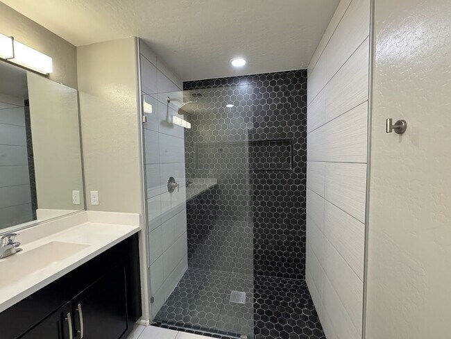 Building Photo - Chandler Luxury Townhome