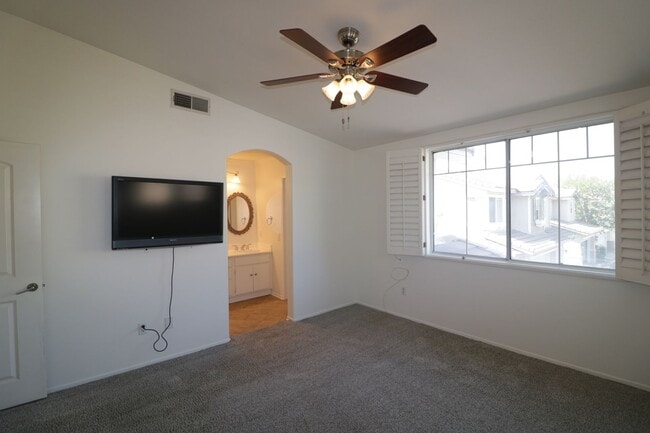 Building Photo - Townhome for Lease  in Valencia!