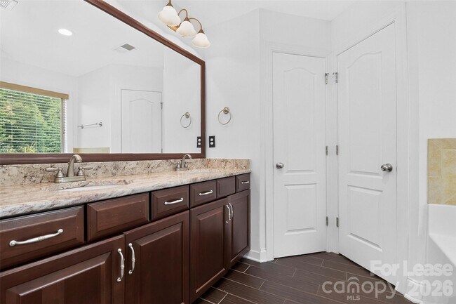 Building Photo - 549 Daventry Ct
