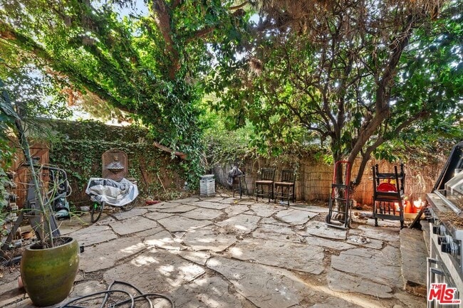 Building Photo - 9022 Beverlywood St