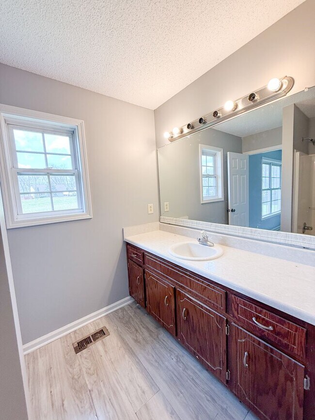 Building Photo - 4 Bedroom 3 Bathroom Home!