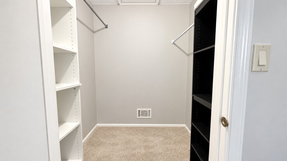 WALK-IN CLOSET - 29 Pembrook Ave