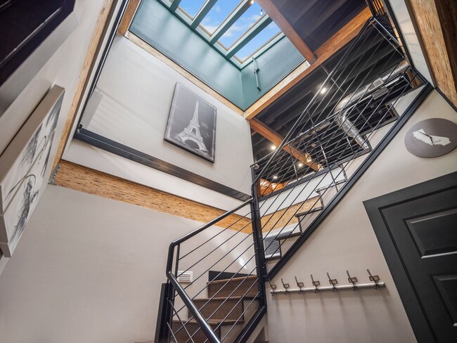 Building Photo - 401 W 1st Ave