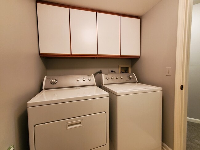 Building Photo - 325 Satinwood Ct S