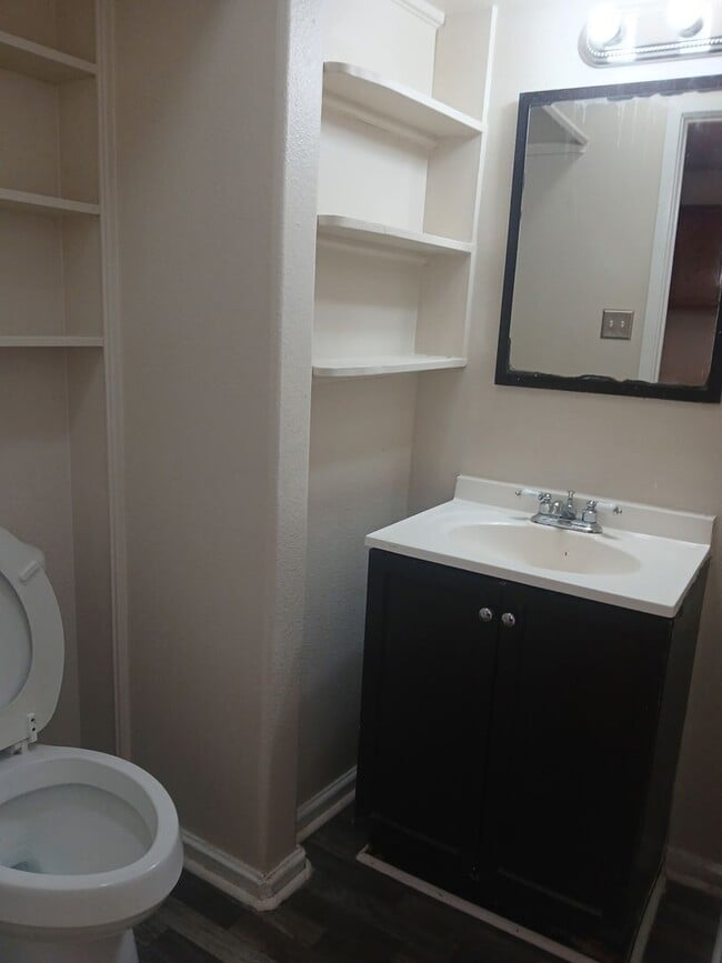 Building Photo - Cozy ~  2-bedroom, 1-bathroom house