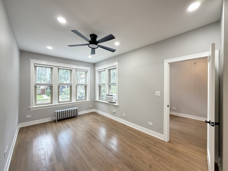 Building Photo - 5452 N Paulina St