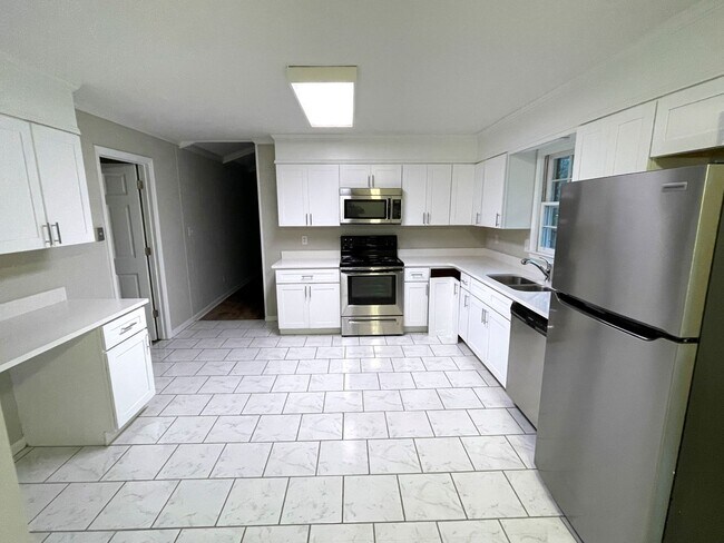 Building Photo - 3br Home East Athens For Rent