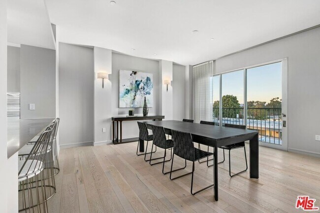 Building Photo - 2391 Roscomare Rd