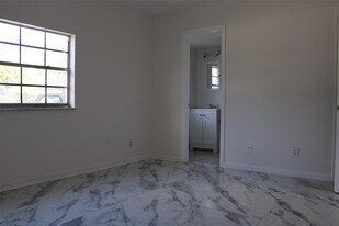 Building Photo - 1405 Miami Rd