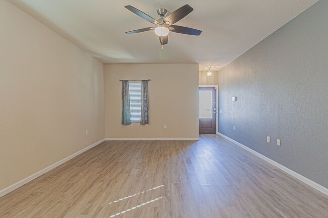 Building Photo - $300 OFF 1ST MONTH RENT IF YOU MOVE IN WIT...